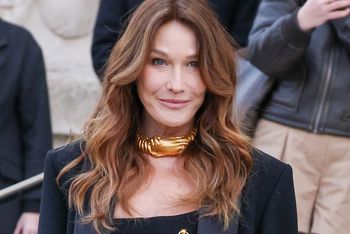 Bruni cała na czarno. Tylko spójrzcie na te rajstopy - to gorący trend