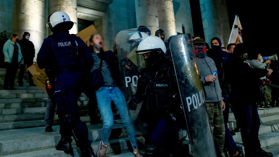 Policja interweniuje podczas protestu przed archikatedrą w Katowicach.