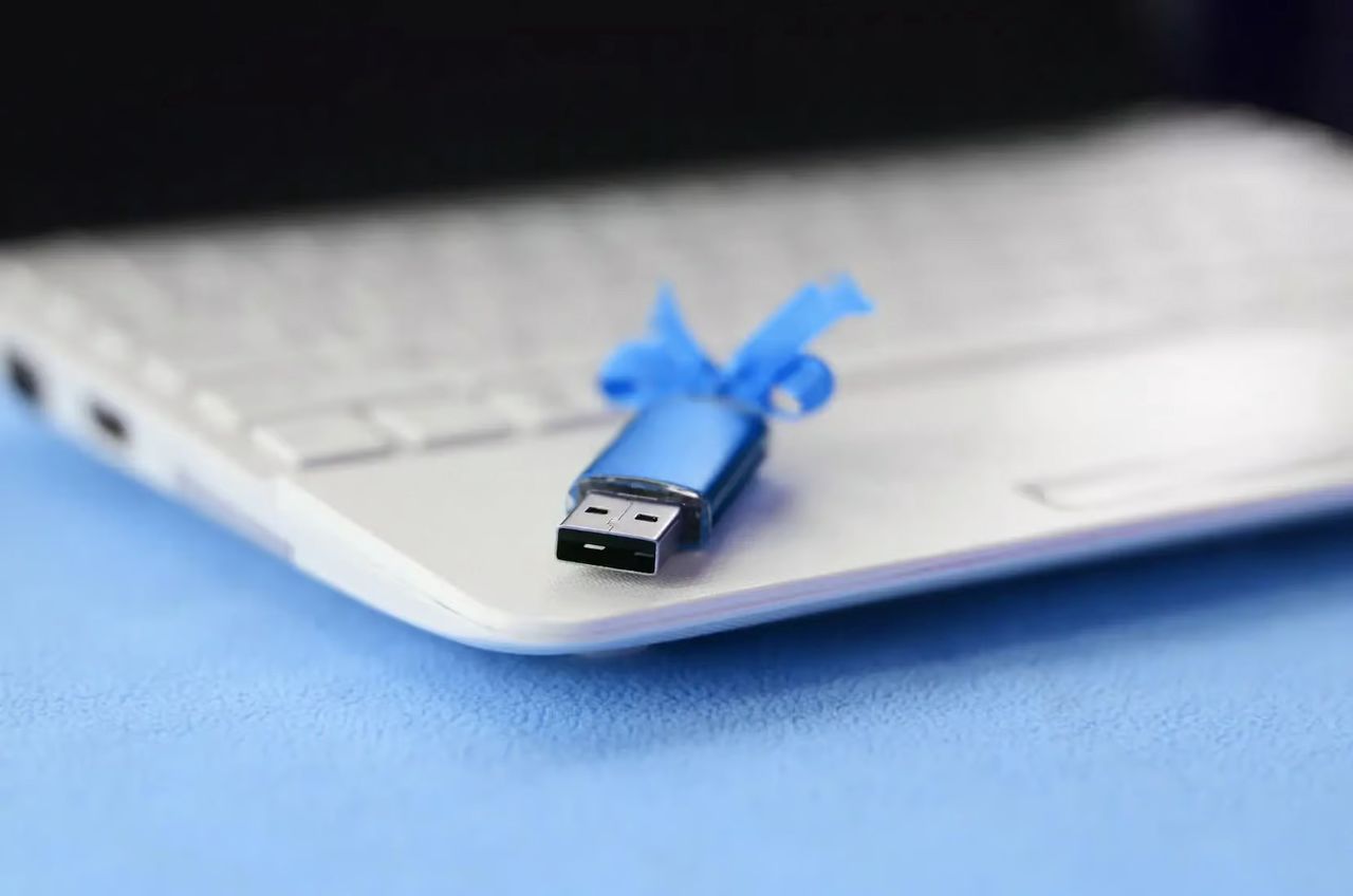 Wystarczy zwykły pendrive. Tak działają cyberprzestępcy