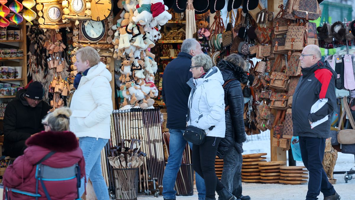 Zakopane, 27.12.2025. Turyści na Krupówkach w Zakopanem, 27 bm. Trwa szczyt sezonu zimowego, turyści przyjechali pod Tatry aby spędzić tu święta Bożego Narodzenia i powitać Nowy Rok. (mr) PAP/Grzegorz Momot