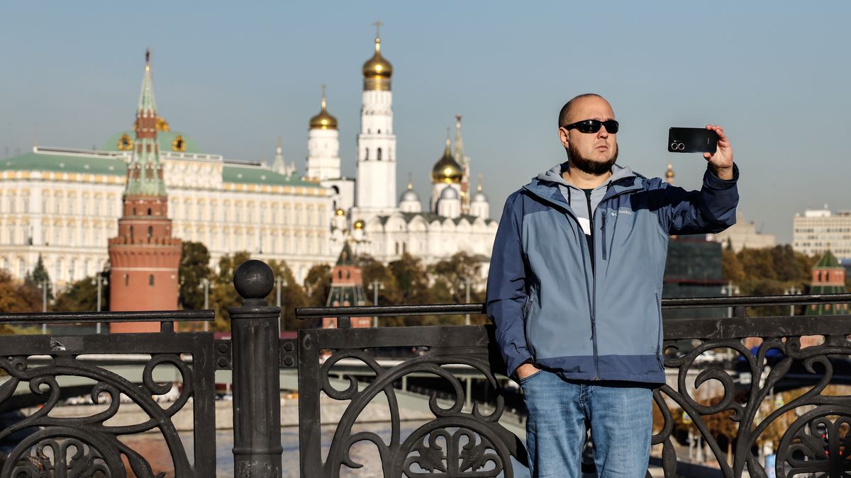 A man takes a selfie in front of the Kremlin, in Moscow, Russia, 21 October 2024. United Arab Emirates' President Sheikh Mohamed bin Zayed Al Nahyan is on an official visit to Russia. EPA/YURI KOCHETKOV Dostawca: PAP/EPA.