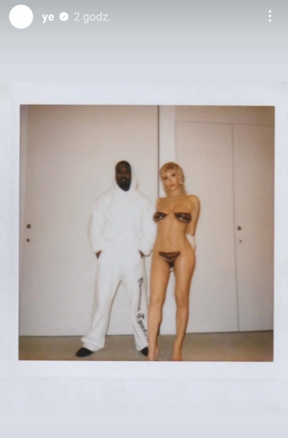 Kanye West pozuje u boku roznegliżowanej Bianki Censori