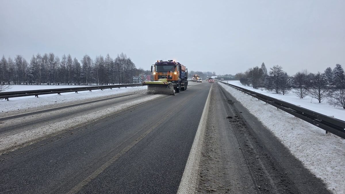 Pługosolarki odśnieżające drogę