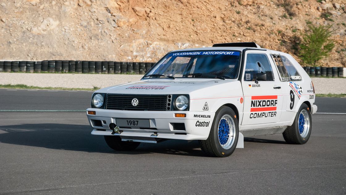 Z zewnątrz - pozornie zwykły Golf z kilkoma naklejkami. Ale pod skorupą skrywa prawdziwą bestię. A właściwie dwie.