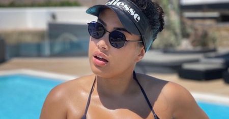 Patricia Kazadi podbija Santorini w MIKROSKOPIJNYM BIKINI. "Fanka": "Kostium jak dla 5-letniej dziewczynki" (ZDJĘCIA)