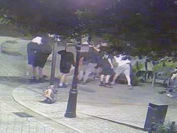 Gniezno: W dziesięciu pobili trzech przechodniów. Ofiary mają połamane szczęki, sprawcami grupa nastolatków