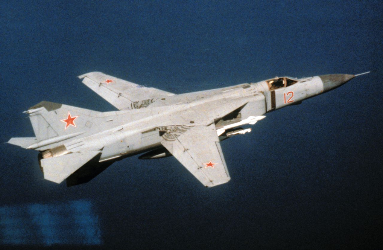 MiG-23 w locie z rozłożonymi skrzydłami
