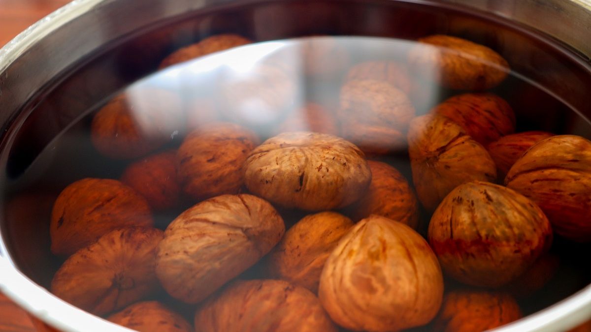 Moja mama zawsze moczy orzechy włoskie przed jedzeniem.