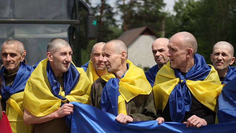 Kolejna wymiana wi??ni�w mi?dzy Rosja a Ukrain?
This handout photograph taken and released by the Ukrainian Presidential Press Service on June 14, 2025, shows Ukrainian prisoners of war (POWs) wrapped with Ukrainian national flags posing for a photograph following an exchange of prisoners at an undisclosed location in Ukraine, amid the Russian invasion in Ukraine. Ukraine and Russia conducted another POW swap, the warring sides said on June 14, 2025, fourth exchange in a week, as part of the agreements reached in Istanbul earlier this month. (Photo by Handout / UKRAINIAN PRESIDENTIAL PRESS SERVICE / AFP) / RESTRICTED TO EDITORIAL USE - MANDATORY CREDIT "AFP PHOTO / UKRAINIAN PRESIDENTIAL PRESS SERVICE" -  HANDOUT - NO MARKETING NO ADVERTISING CAMPAIGNS - DISTRIBUTED AS A SERVICE TO CLIENTS - AFP CANNOT INDEPENDENTLY VERIFY THE AUTHENTICITY OR LOCATION, DATE, AND CONTENT OF THESE IMAGES. /
HANDOUT