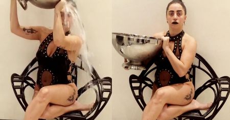 OSTRA GAGA oblewa się wodą!