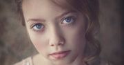 Dorosłość zamknięta w dzieciach. Wnikliwe fotografie portretowe Gosi Jurasz