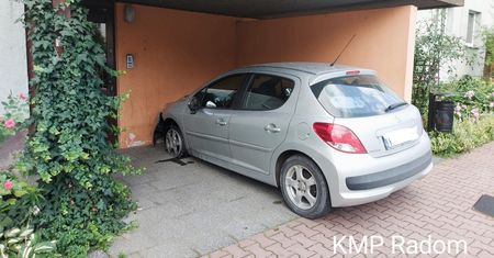 Próbował wjechać autem na klatkę schodową. Policjanci ostudzili jego zapędy