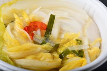 Zamiast surówki z kapusty robię białe kimchi. Łagodny smak oczaruje nawet dzieci
