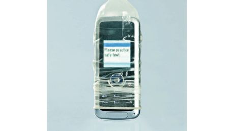 Komórka w prezerwatywie - "Safe text" 1