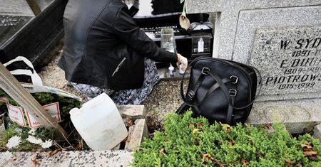 Torba z pieniędzmi na cmentarzu. Policja ostrzega