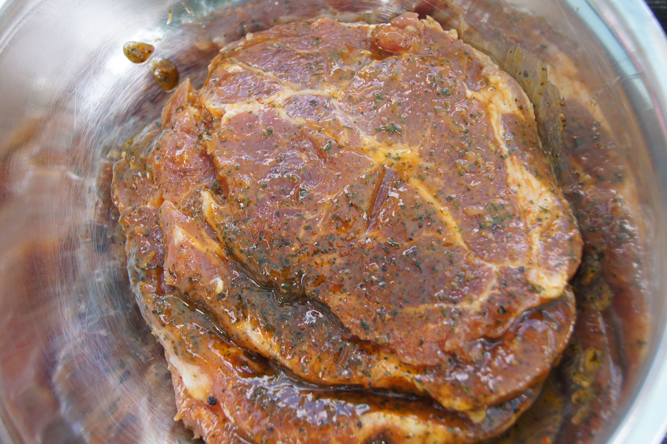 Karkówka z piekarnika jest świetną alternatywą dla grillowanej