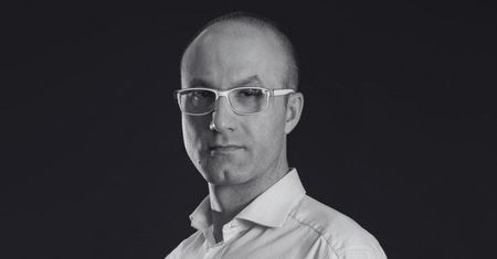 Nie żyje Maciej Misztal z Kabaretu Trzeci Wymiar. Miał 43 lata. "Zmarł po ciężkiej walce z chorobą"