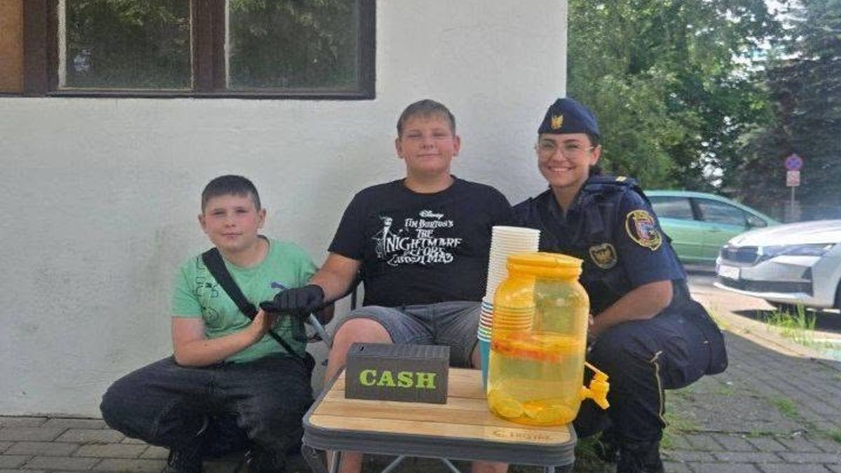 Strażnicy z chłopcem sprzedającym lemoniadę 