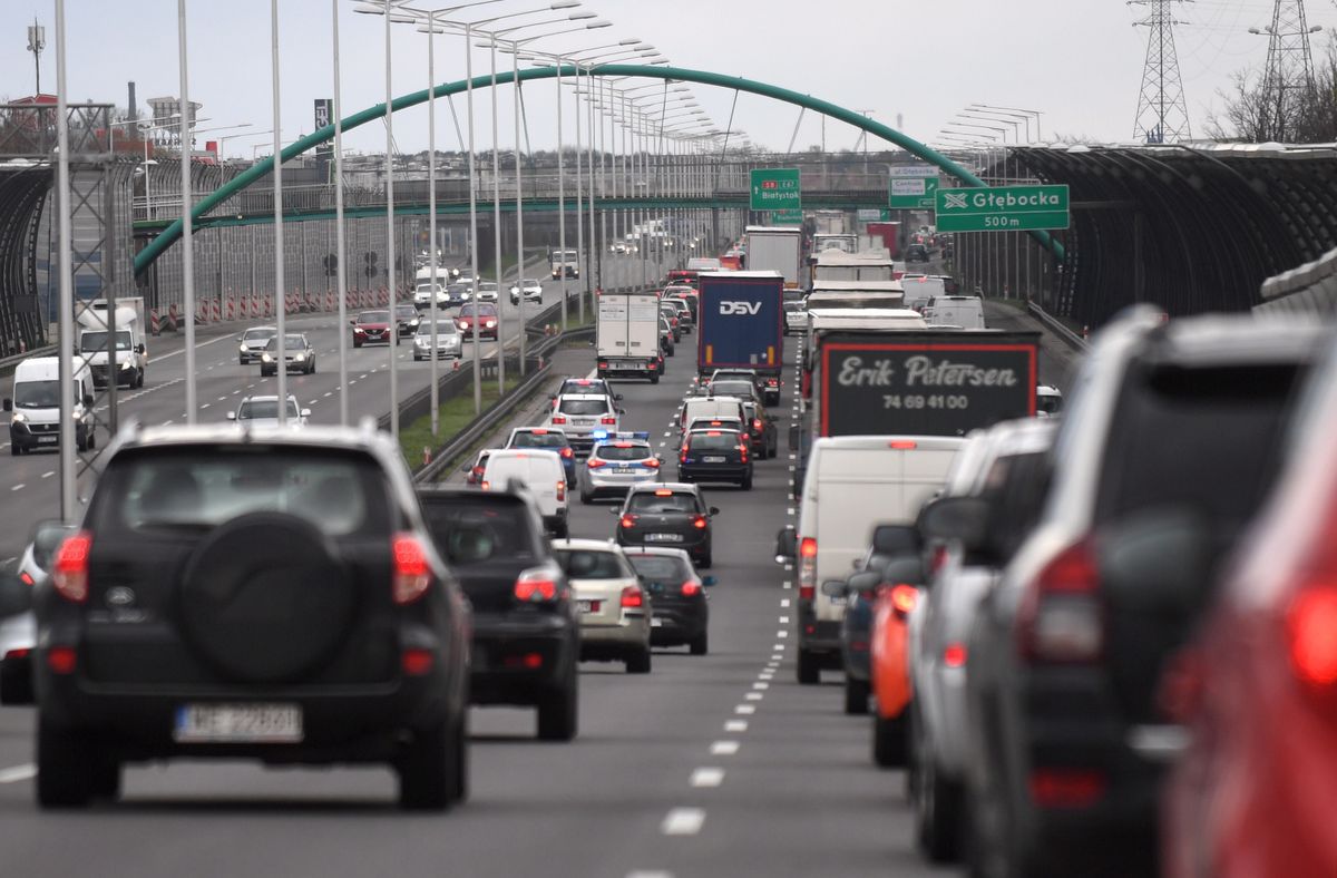 Warszawa. Zderzenie sześciu pojazdów na trasie S8. Duże utrudnienia