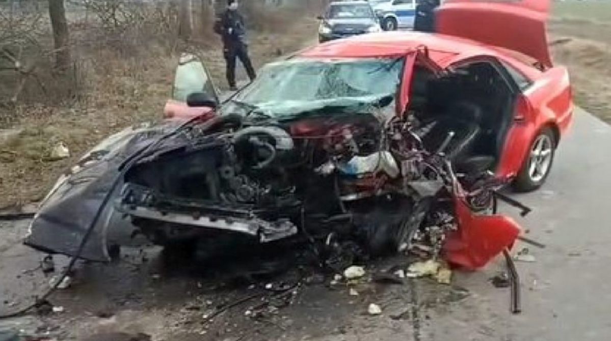 Na łuku drogi zjechał na przeciwległy pas jezdni. Czołowe zderzenie audi z volvo zakończyło się tragicznie