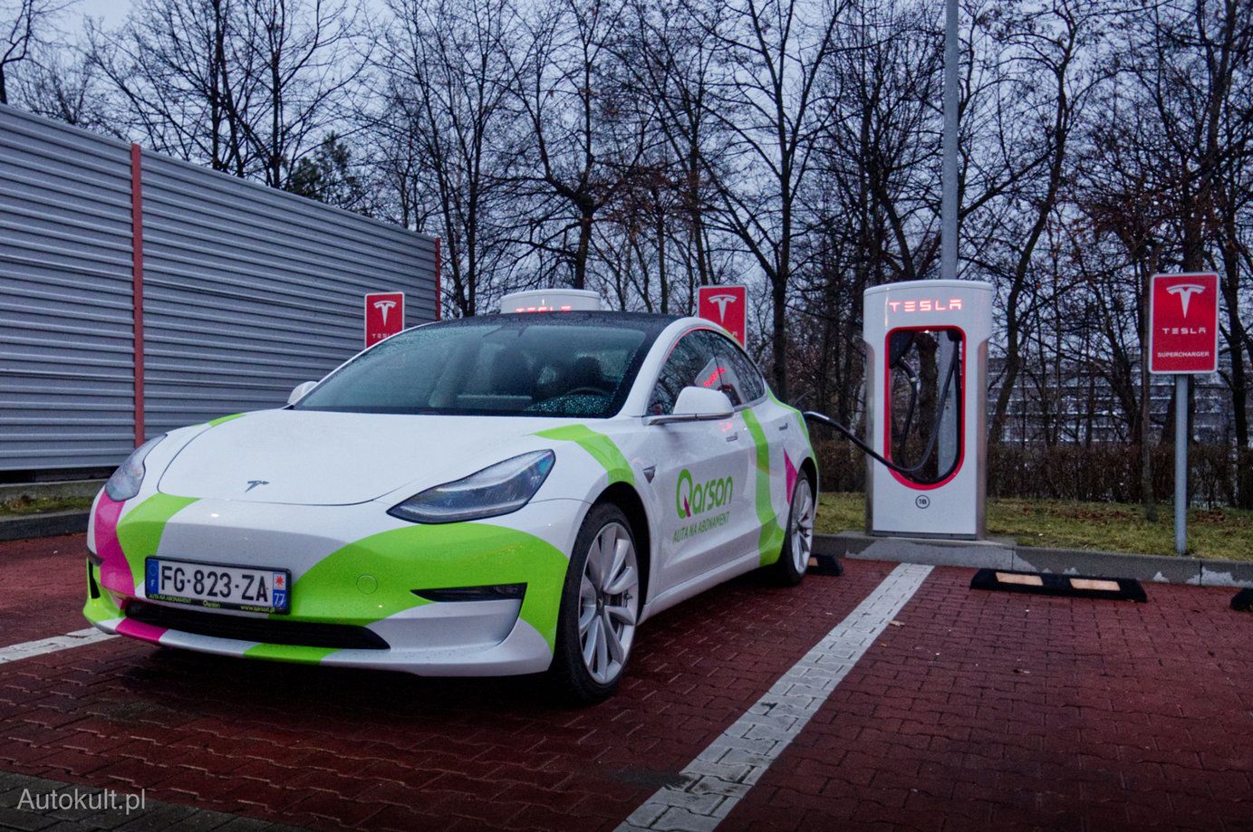 Choć superchargery Tesli są wyposażone w standardowe złącze CCS, nie naładujesz tam aut innego producenta