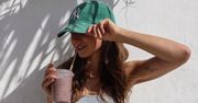 "Lewa" chodzi w niej non stop. Jak stylizować czapkę bejsbolówkę?