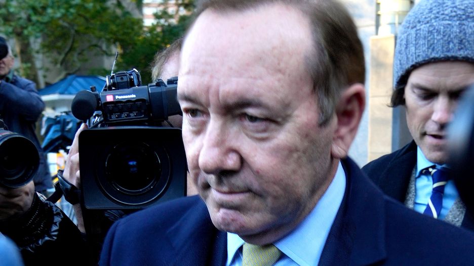 Kevin Spacey opuszcza nowojorski sąd po usłyszeniu wyroku