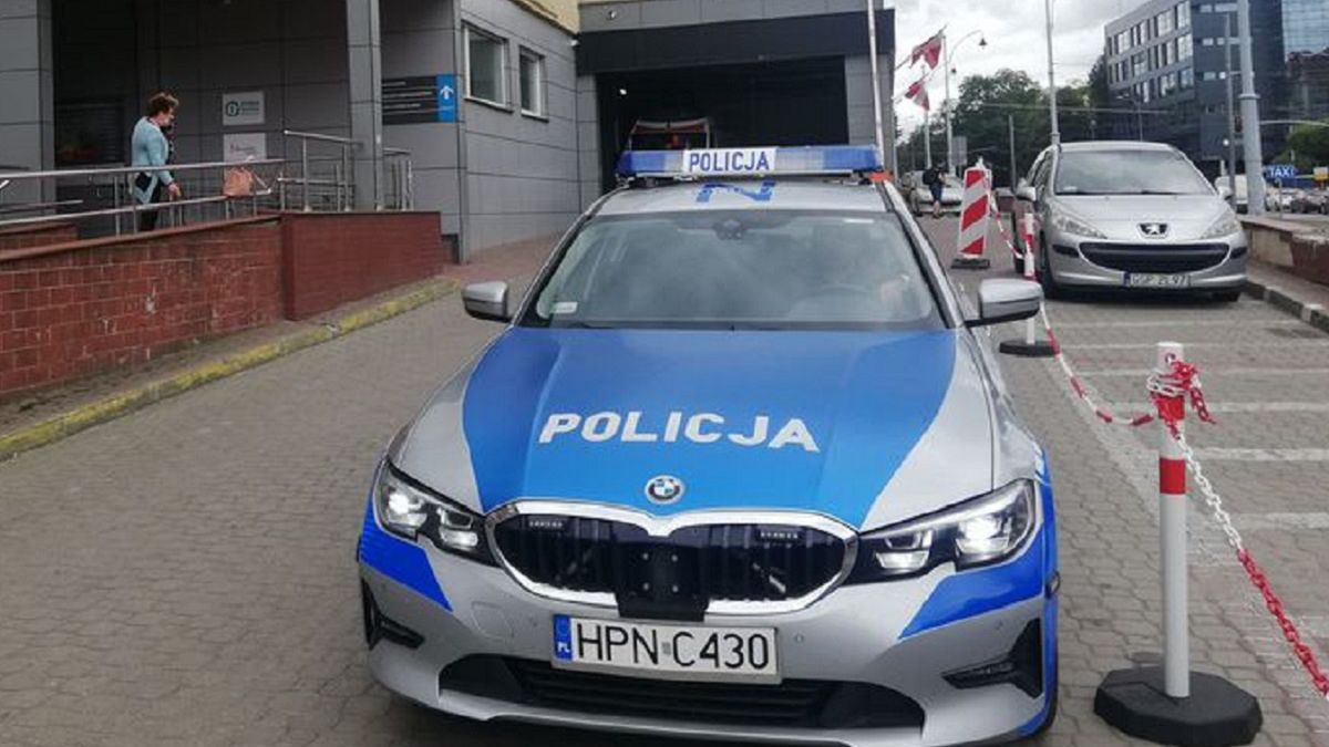 Policyjna eskorta dziecka, które wypiło rozpuszczalnik