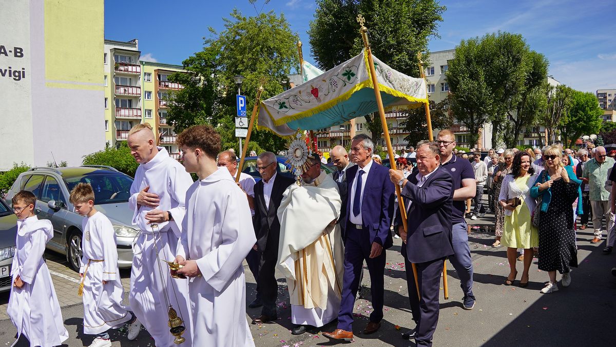 Procesja Bożego Ciała w Parafii Miłosierdzia Bożego w Pile.