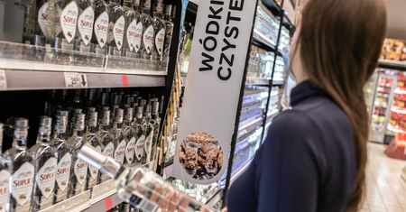 Piją mniej, ale lepszej jakości. Polacy rzadziej sięgają po wódkę