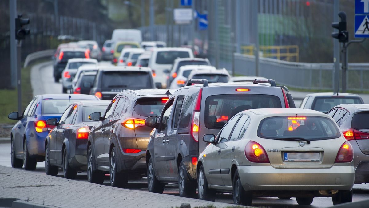 Kierowcy nie zachowując odpowiedniego odstępu od poprzedzającego samochodu przyczyniają się do tworzenia tzw. "fantomowych korków".