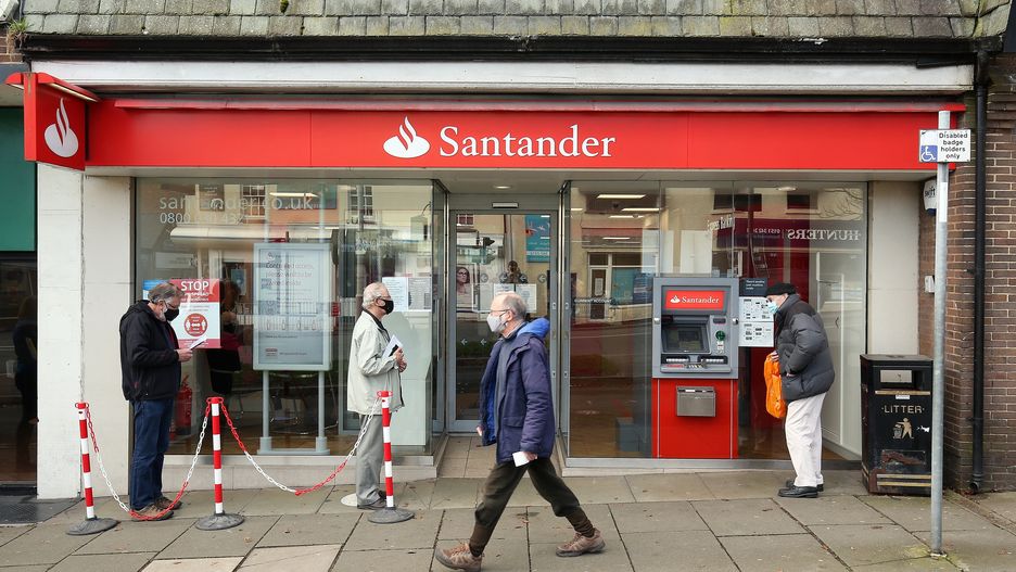 Santander na Wyspach będzie działał krócej. W zamian zaoferuje umawiane spotkania 