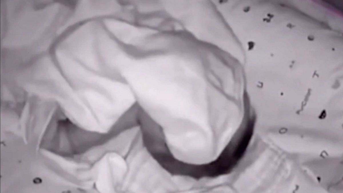 Przerażona mama zobaczyła przez elektroniczną nianię, że jej synek dusi się pod kocem. 