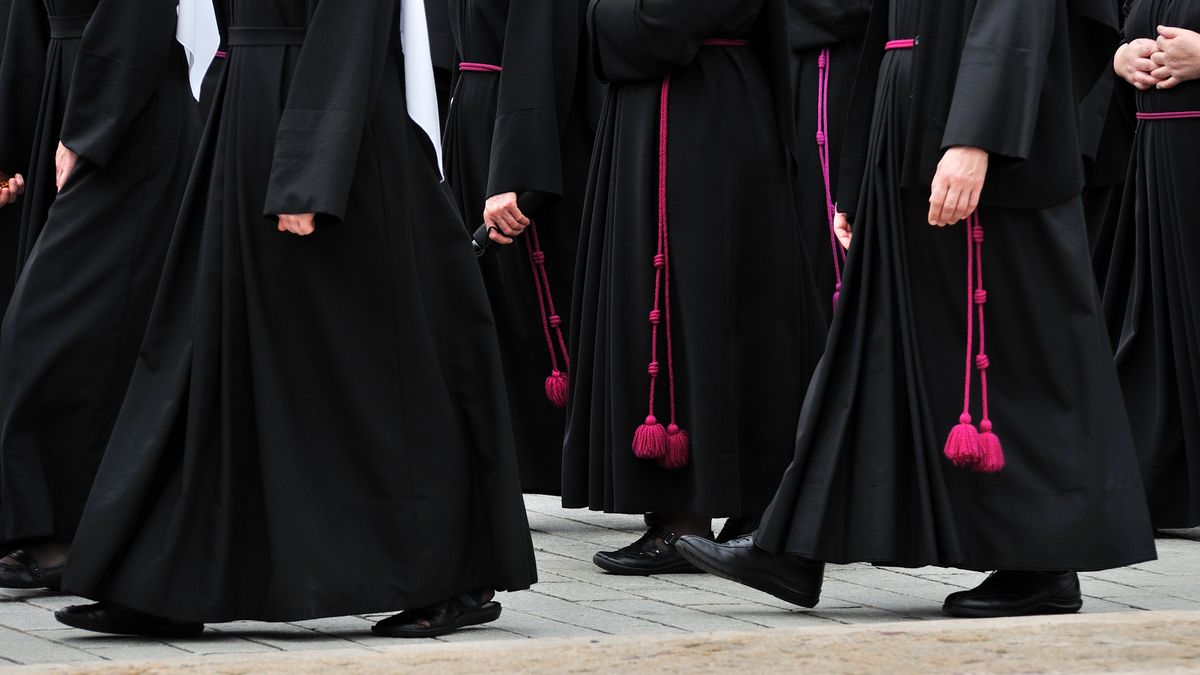 Księża seniorzy opływają w luksusy? Oto ich emerytury