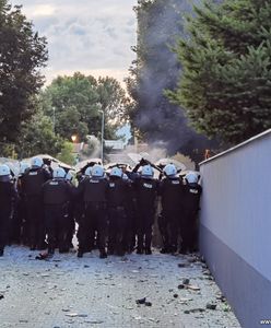 Lubin. Zamieszki pod komisariatem. Coraz więcej protestujących w rękach policji