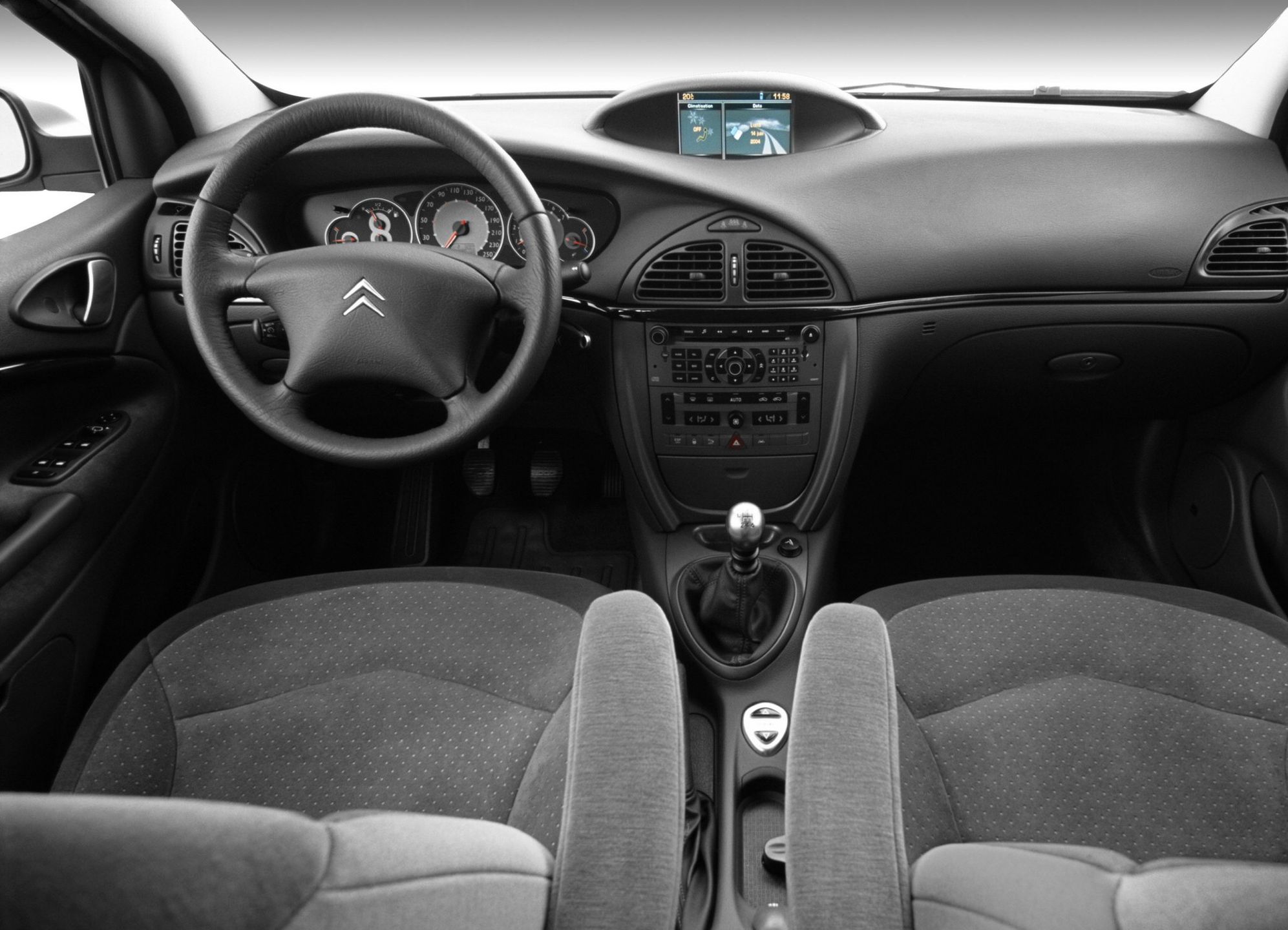 Wnętrze Citroena C5 jest przestronne, ale robi przeciętne wrażenie estetyką.
