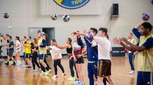 Sponsorzy trenowali razem z zawodnikami i trenerami Industrii Kielce. Wyjątkowe zajęcia odbyły się w Hali Legionów. Zobacz zdjęcia