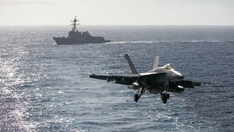 USA i Filipiny zacie?niaj? wsp�?prac? wojskow?Handout photo dated February 1, 2023 shows the Arleigh Burke-class guided-missile destroyer USS Chung-Hoon (DDG 93) steams nearby as an F/A-18E Super Hornet from the "Kestrels" of Strike Fighter Squadron (VFA) 137 prepares to land aboard the aircraft carrier USS Nimitz (CVN 68) in the South China Sea. The United States and the Philippines on Thursday announced plans to expand America's military presence in the Southeast Asian nation, with access to four more bases as they seek to deter China?s increasingly aggressive actions toward Taiwan and in the disputed South China Sea. The agreement was reached as US Defense Secretary Lloyd Austin was in the country for talks about deploying US forces and weapons in more Philippine military camps. U.S. Navy photo by Mass Communication Specialist 1st Class Nathan Laird via ABACAPRESS.COMABACA