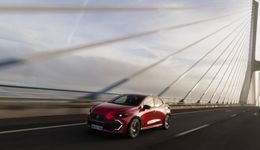 Renault i Dacia zwiększyły sprzedaż. Polacy kupują zwłaszcza hybrydy i auta na LPG