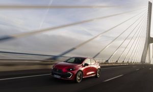 Renault i Dacia zwiększyły sprzedaż. Polacy kupują zwłaszcza hybrydy i auta na LPG