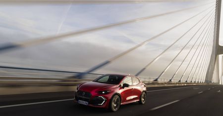 Renault i Dacia zwiększyły sprzedaż. Polacy kupują zwłaszcza hybrydy i auta na LPG
