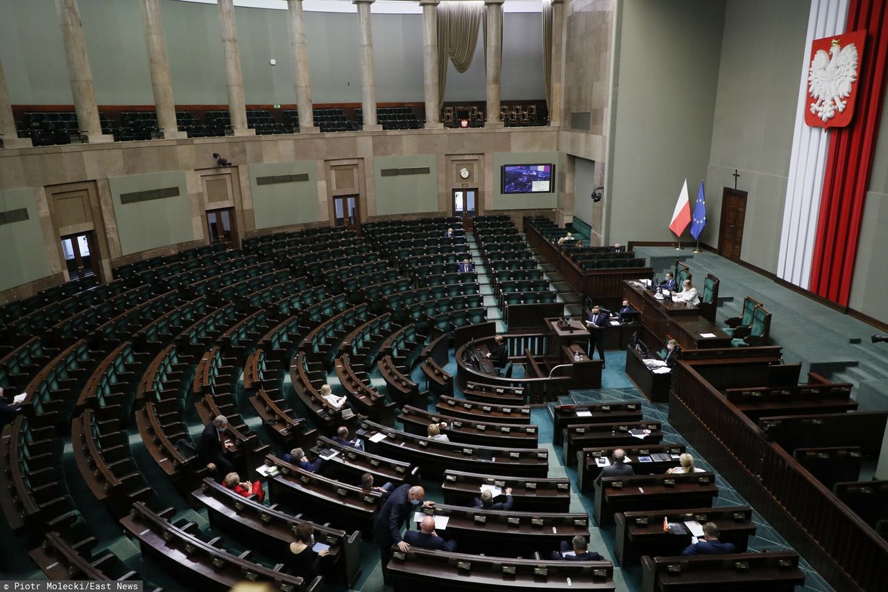 Sondaż CBOS. PiS wraca do gry, niewielki spadek Polski 2050 i Lewicy