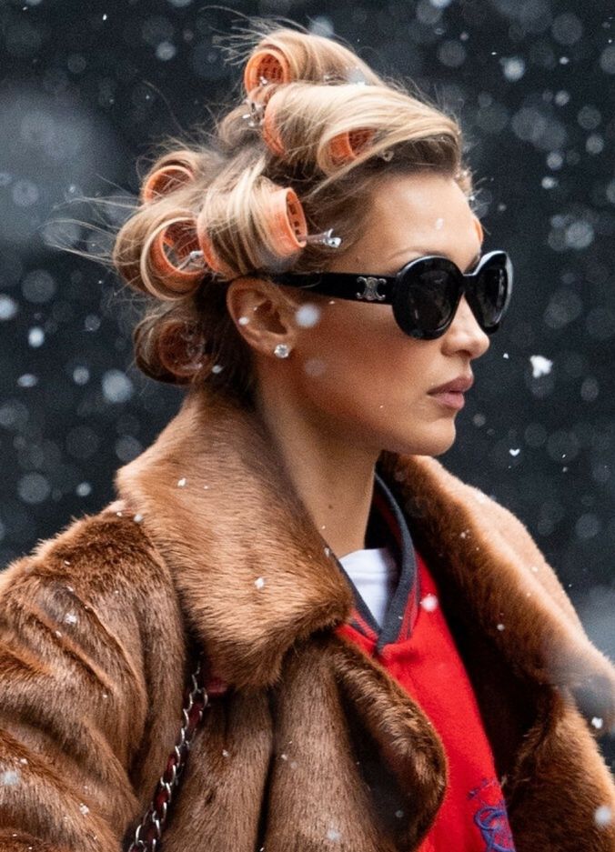 Bella Hadid z wałkami na głowie
