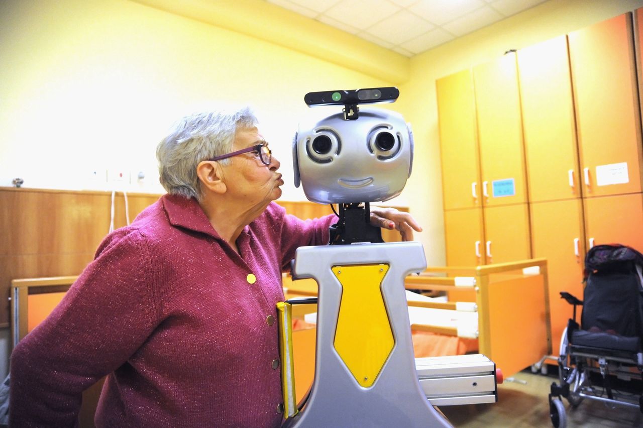 Robot pełniący rolę opiekuna w domu dla seniorów