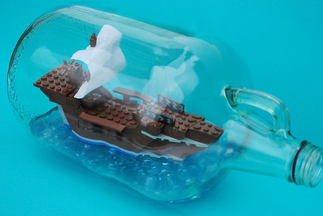 Zobacz, jak powstaje statek z klocków LEGO w butelce [wideo]