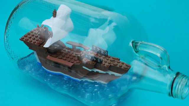 Zobacz, jak powstaje statek z klocków LEGO w butelce [wideo] 1