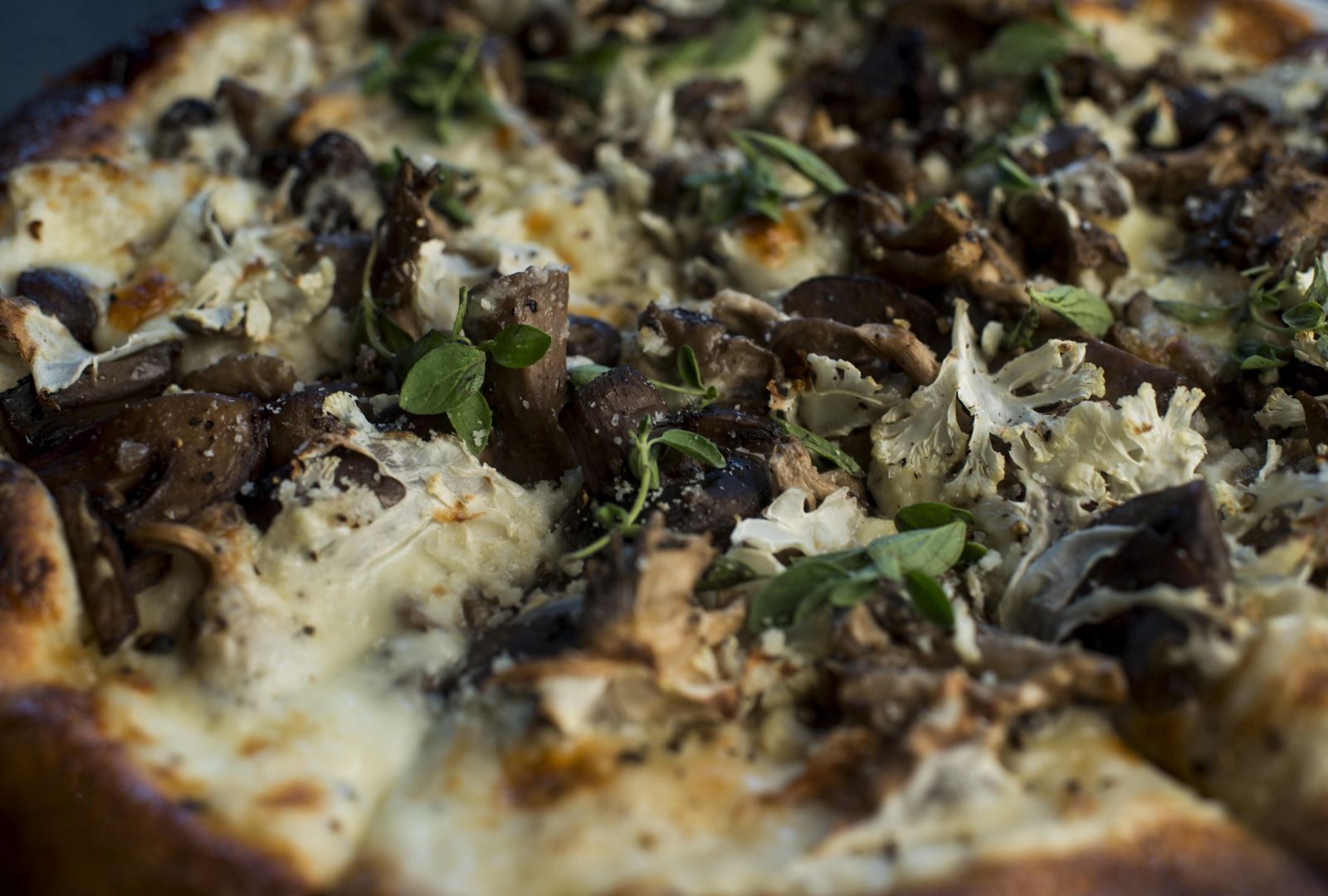 Międzynarodowy Dzień Pizzy. Przepis na pizzę w wersji fit. Spód z... kalafiora!