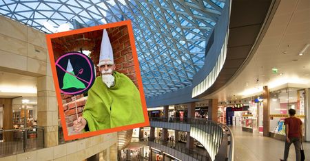 Zielony gnom terroryzuje pracowników galerii. "Trochę przerażające"