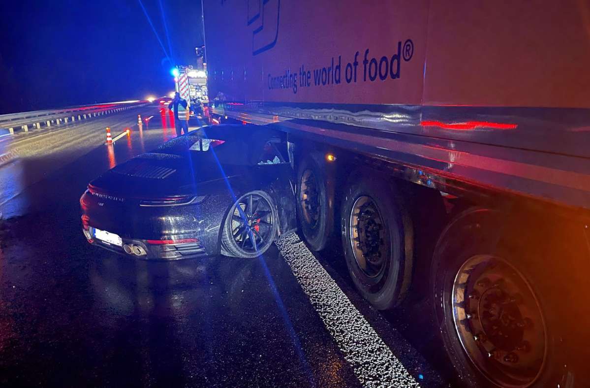 Porsche 911 wylądowało pod naczepą. Niemiecki kierowca miał dużo szczęścia