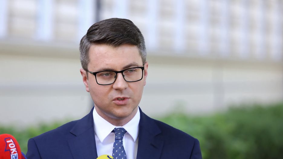 Piotr MuellerWarszawa, 09.05.2022. Rzecznik rz�du Piotr Mueller podczas briefingu prasowego przed siedzib� Kancelarii Prezesa Rady Ministr�w w Warszawie, 9 bm. Rzecznik odni�s� si� m.in. do kwestii pomocy dla kredytobiorc�w oraz mechanizm�w, kt�re mia�yby zach�ci� banki do podwy�szenia oprocentowania depozyt�w. (amb) PAP/Tomasz GzellTomasz Gzellbriefing prasowy, dla medi�w, dla prasy, KPRM, Muller, polityk, polityka, portret, prasowy, premiera, rzecznik rz�du